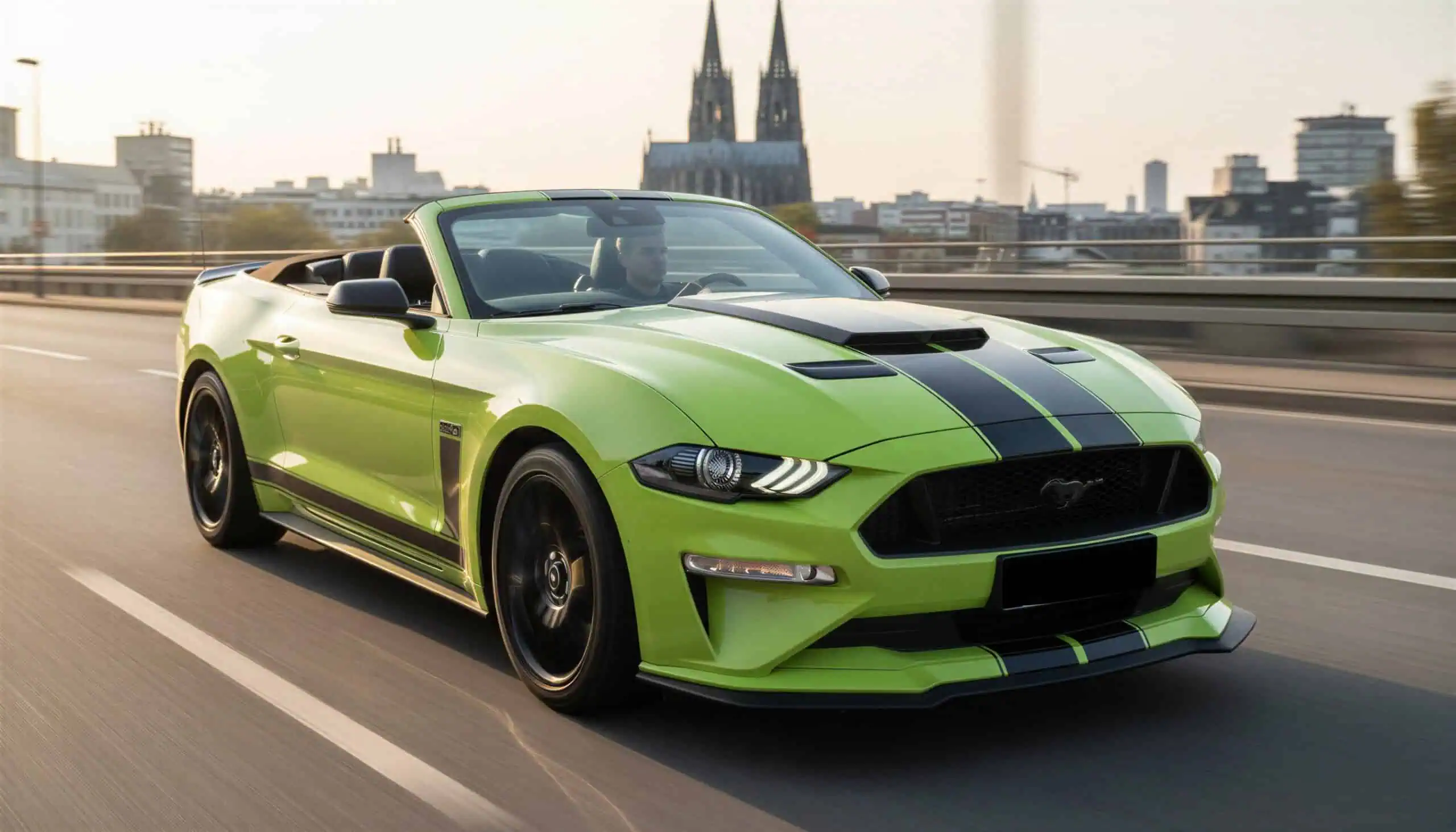Ford Mustang GT Cabrio mieten in Köln hero