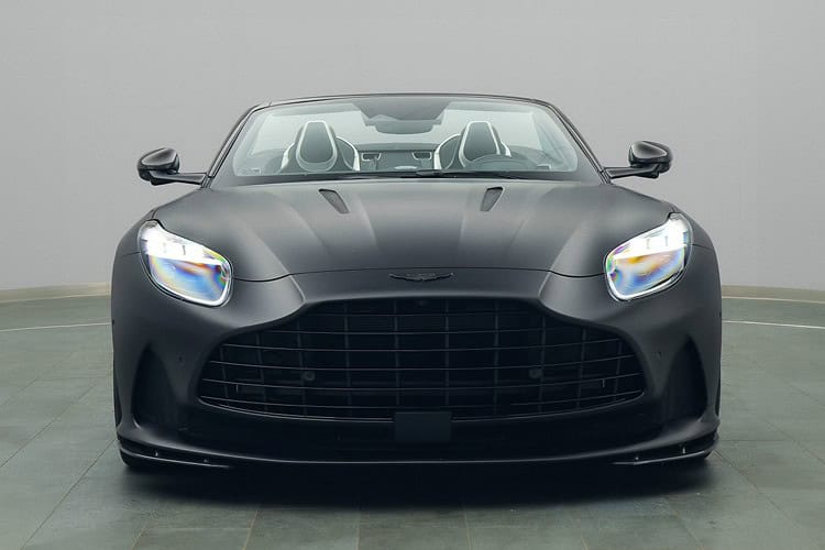 Frontansicht Aston Martin DB12 Volante bei Freiburg