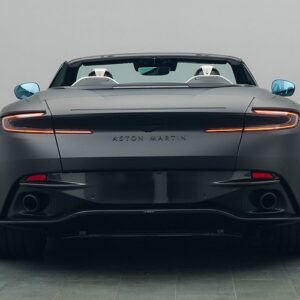 Heckansicht Aston Martin DB12 Volante bei Freiburg