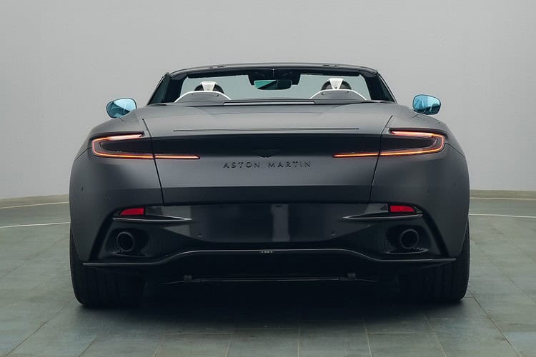 Heckansicht Aston Martin DB12 Volante bei Freiburg
