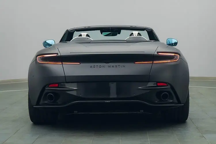 Heckansicht Aston Martin DB12 Volante bei Freiburg