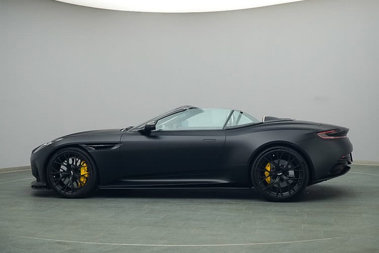 Seitenansicht Aston Martin DB12 Volante bei Freiburg