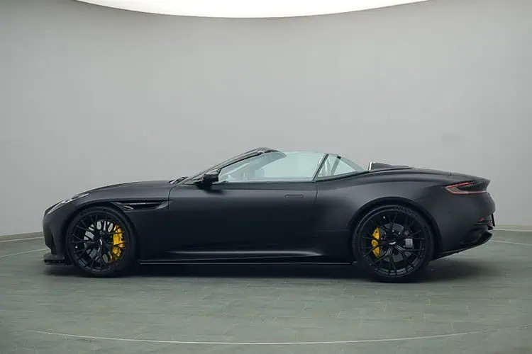 Seitenansicht Aston Martin DB12 Volante bei Freiburg