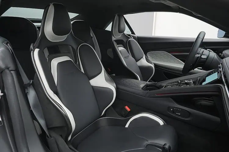 Beifahrersitz Aston Martin DB12 Volante bei Freiburg