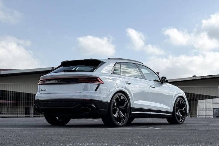 Heckansicht Audi RSQ8 im Allgäu