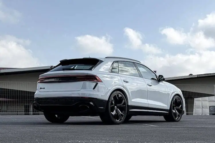 Heckansicht Audi RSQ8 im Allgäu