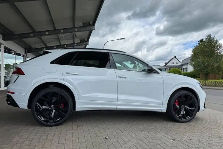 Side view Audi RSQ8 im Allgäu