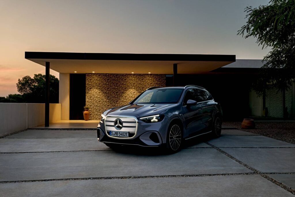 Mercedes-Benz GLC EQ vor Haus