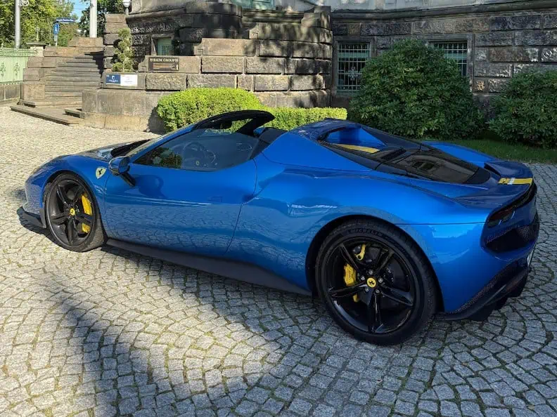 Ferrari 296 GTS Seite