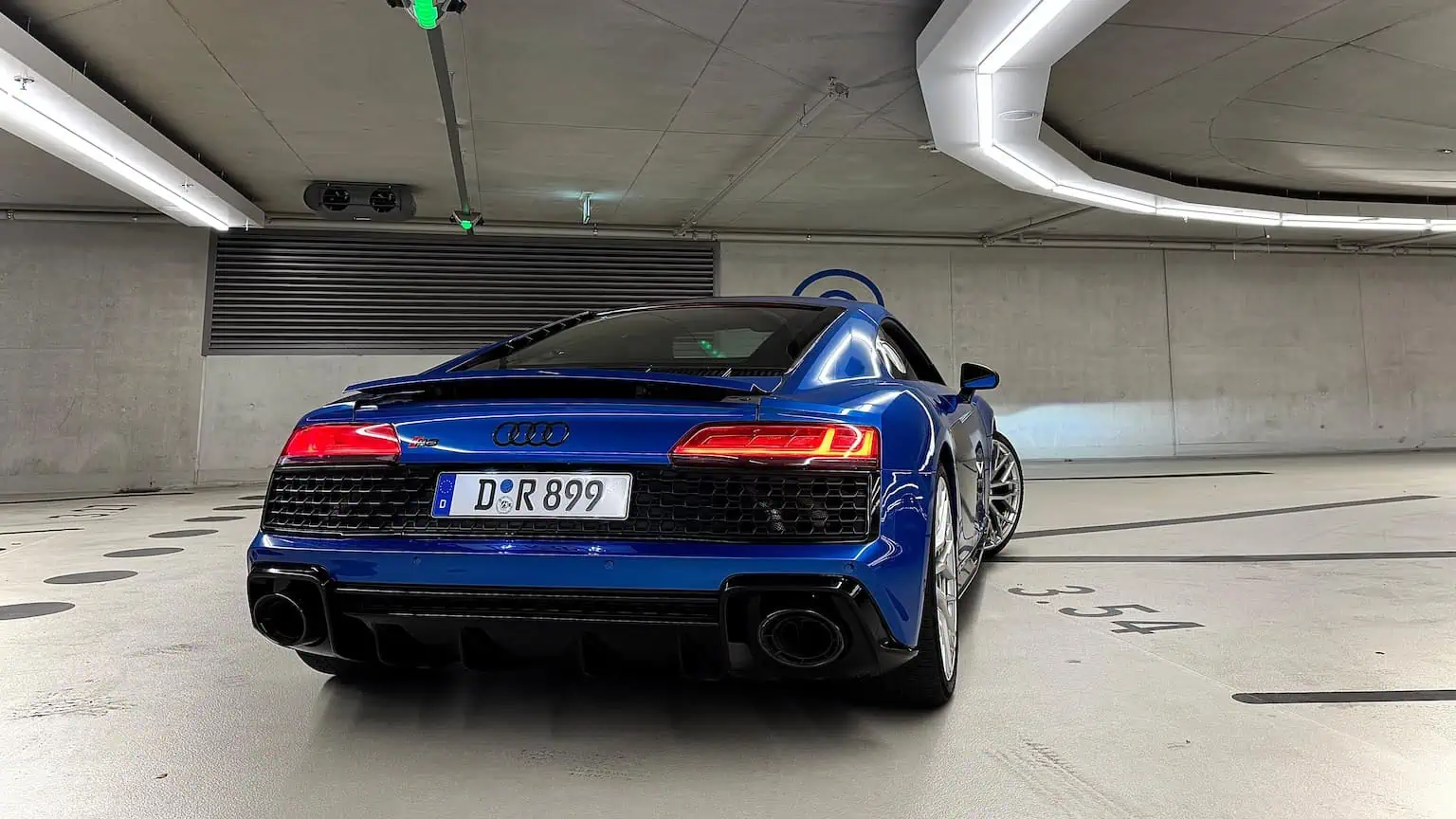 Audi R8 V10 in Düsselorf mieten Heck 2