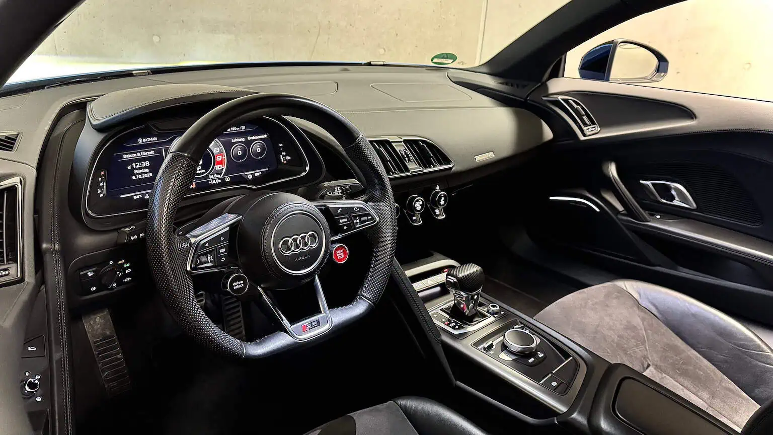 Audi R8 V10 in Düsselorf mieten Cockpit