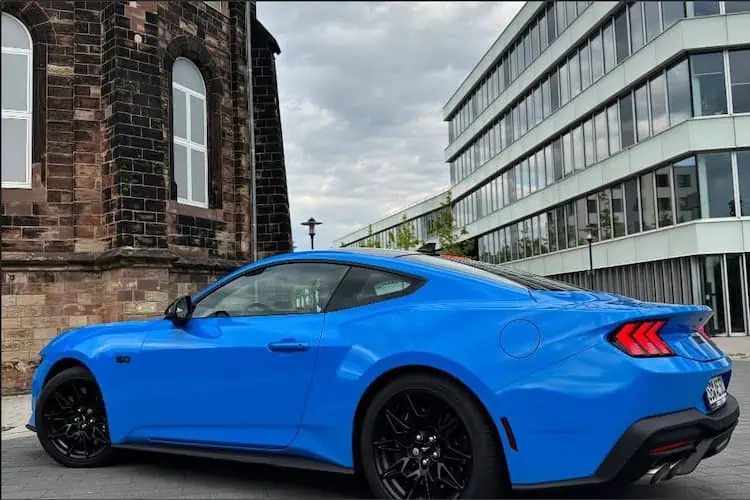 Seitenansicht vom Ford Mustang GT Dark Horse in Saarbrücken