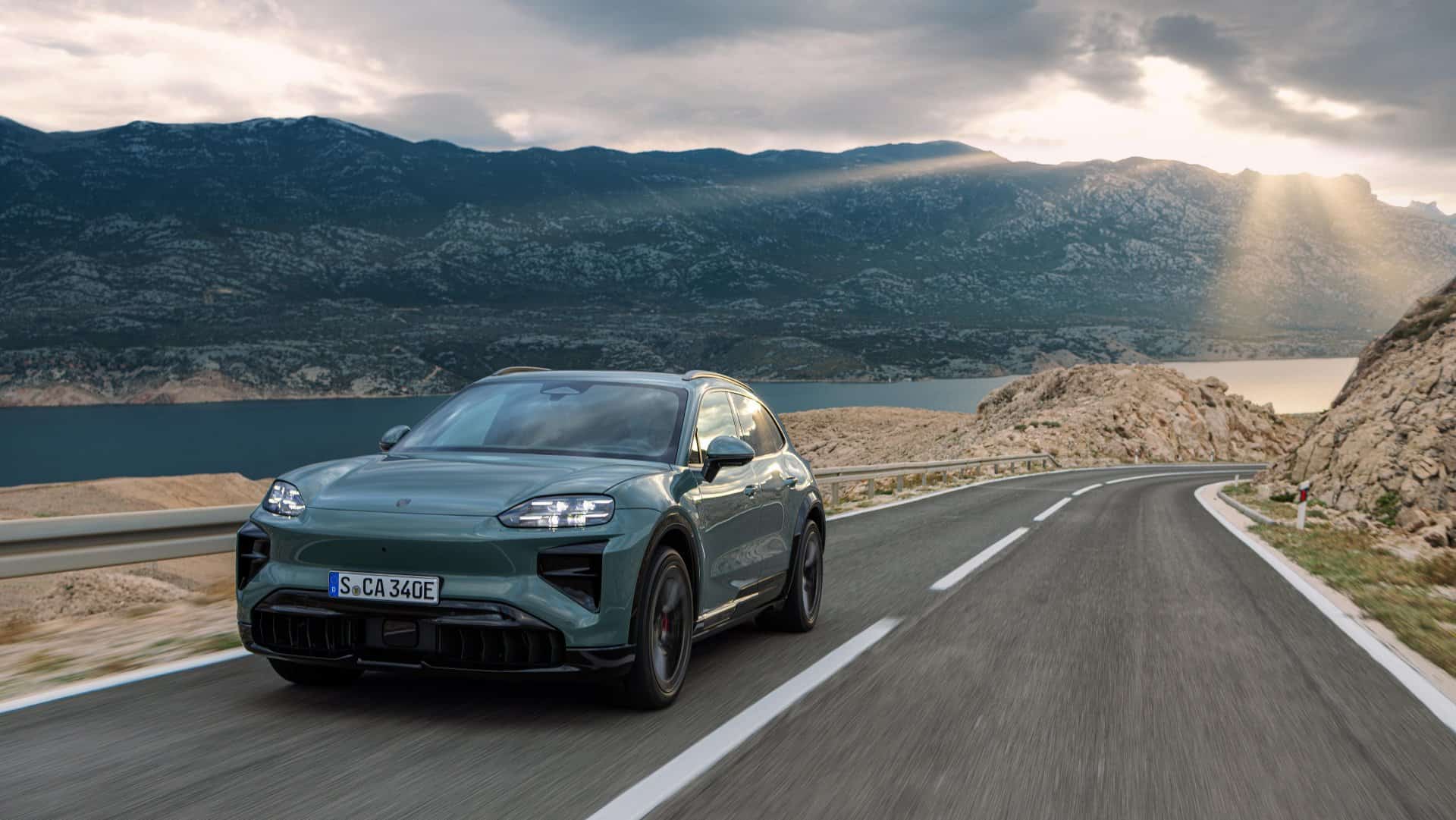 Porsche Cayenne Electric – Frontansicht in Fahrt (Bild: Porsche)