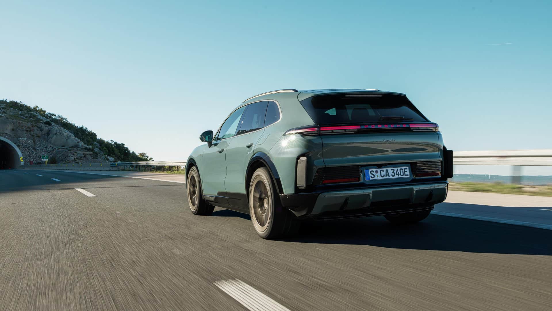 Porsche Cayenne Electric – Cockpit mit Flow Display (Bild: Porsche)