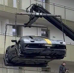 Ferrari 296 GTB per Kran auf einen Balkon gehoben – Moment der Landung