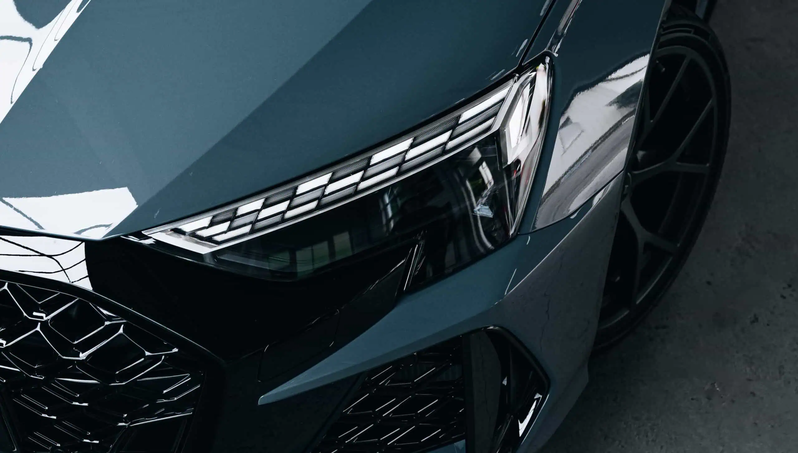 AUDI RS3 LIMOUSINE MIETEN IN FRANKFURT vorne