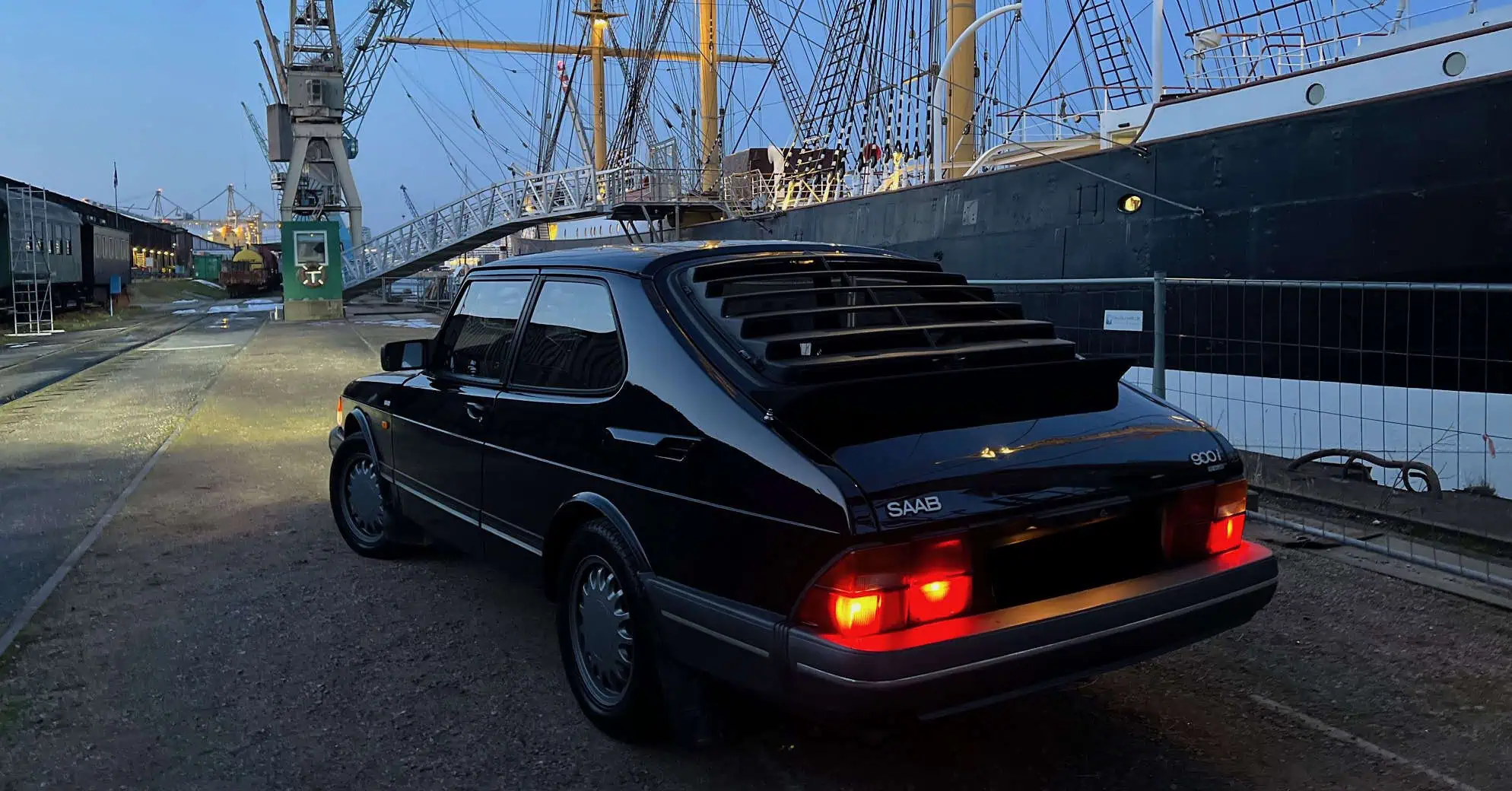 Saab 900i hinten