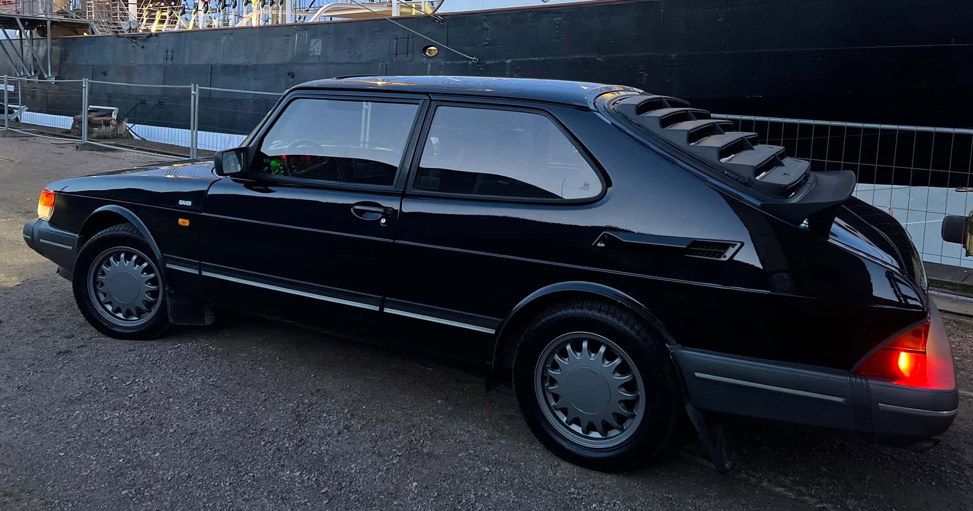 Saab 900i Seite