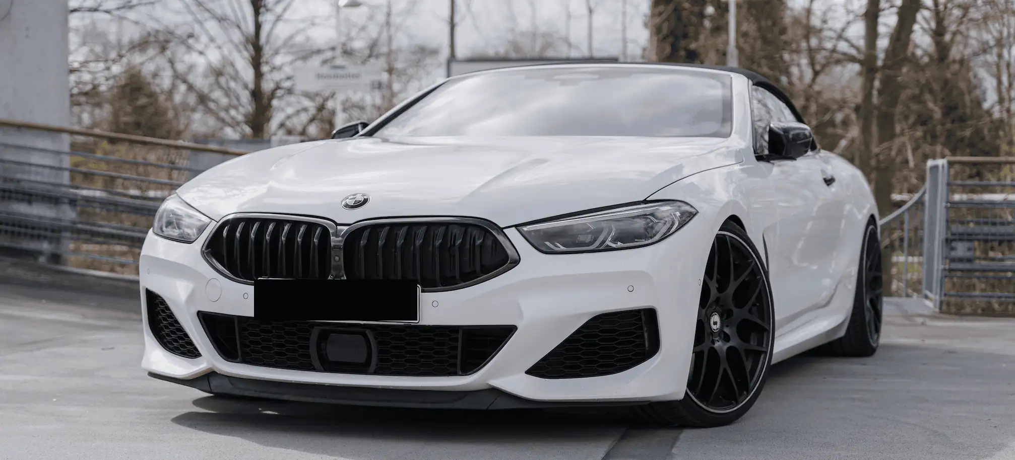 BMW M850i xDrive Cabrio mieten in Hamburg vorne