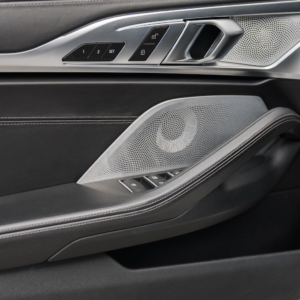 BMW M850i xDrive Cabrio mieten in Hamburg cockpit