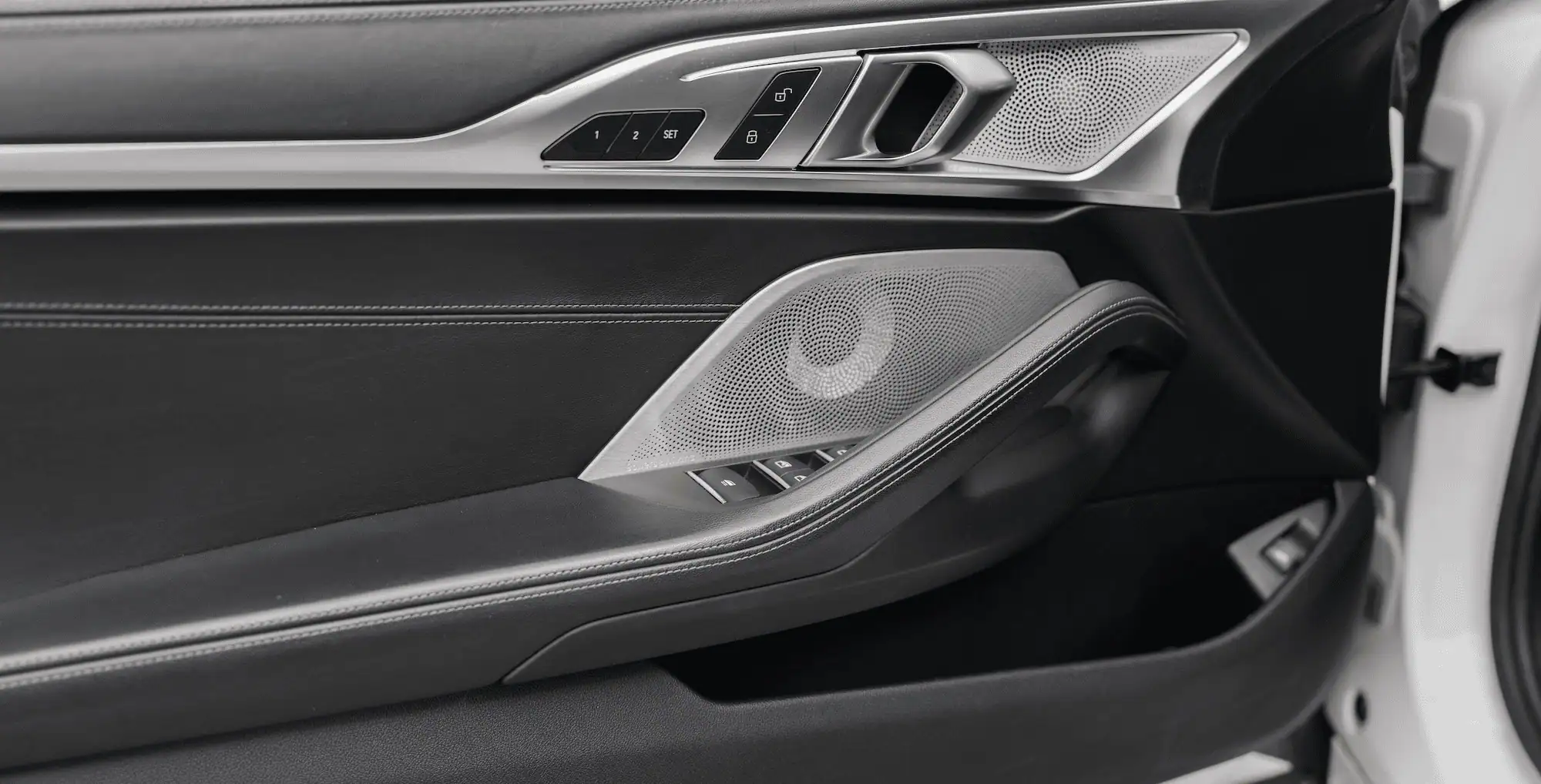 BMW M850i xDrive Cabrio mieten in Hamburg cockpit