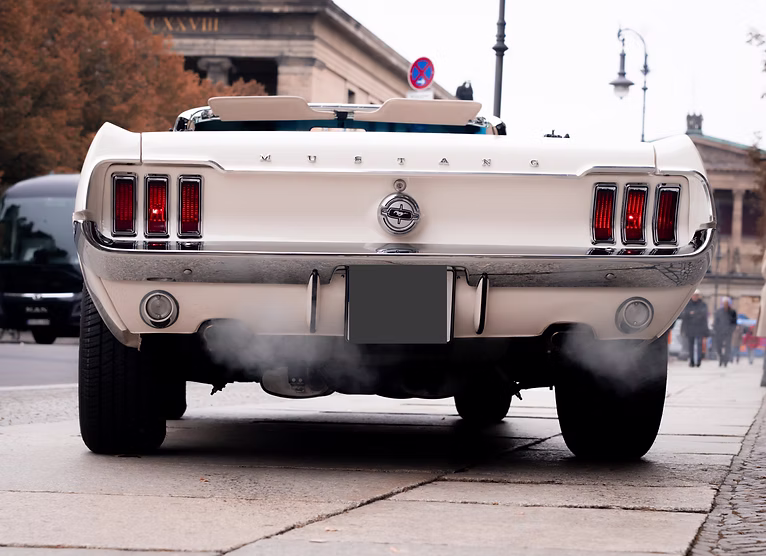 68-er Ford Mustang V8 Cabriolet hinten