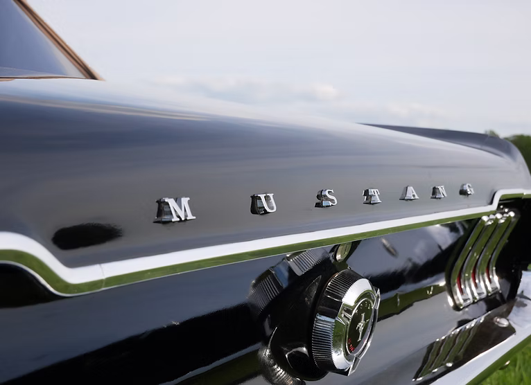 Ford Mustang V8 Cabriolet logo