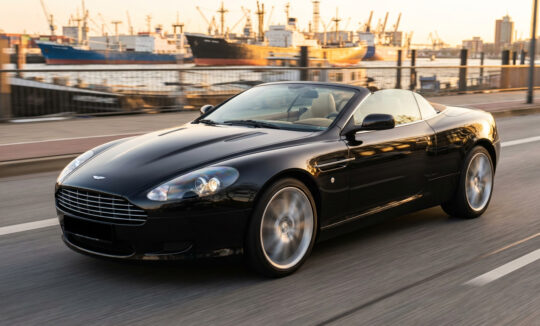 Aston Martin DB9 Volante mieten in Hamburg Hero