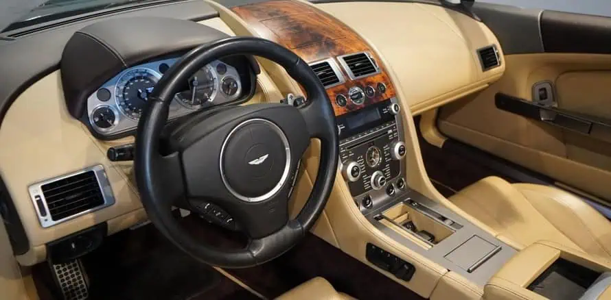 Aston Martin DB9 Volante in Hamburg mieten Innenraum