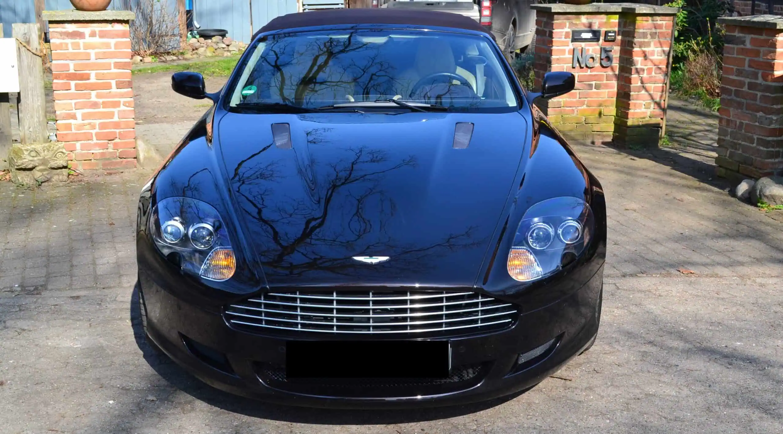 Aston Martin DB9 Volante in Hamburg mieten Vorne