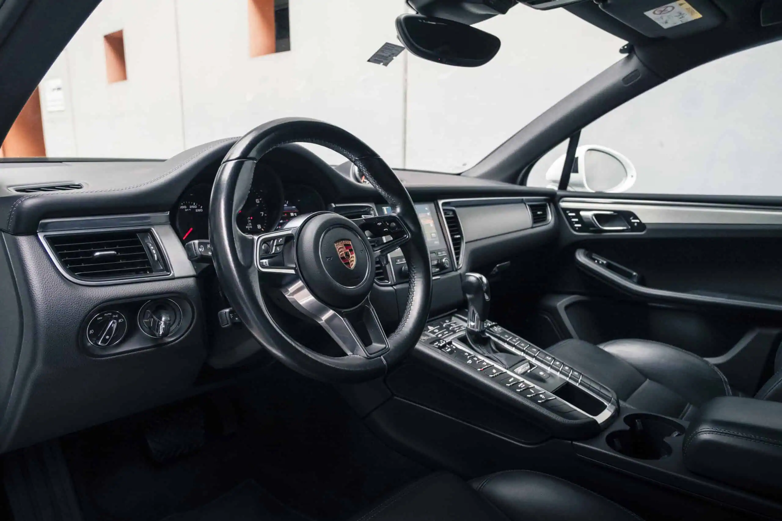 Porsche Macan GTSmieten in Wien Interieur