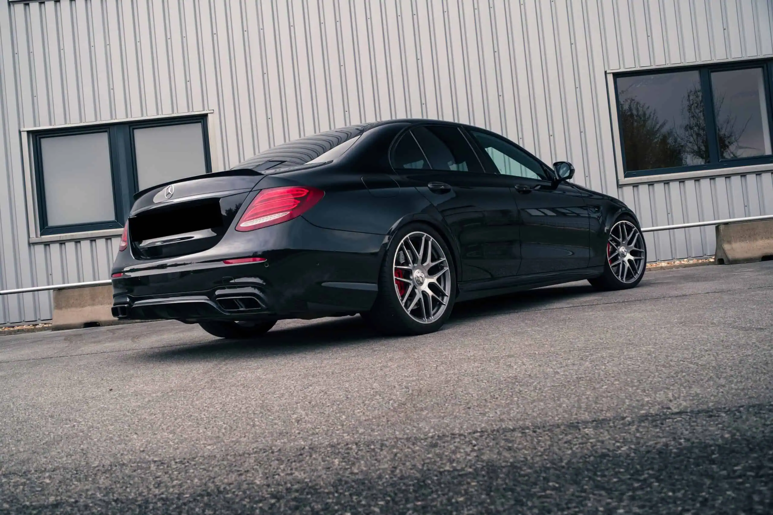 Mercedes-AMG E63 S mieten in Wien Heck