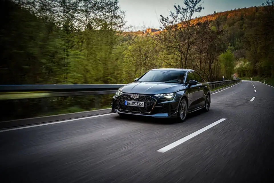 Audi RS3 competition limited in dynamischer Frontansicht (Bild: Audi)