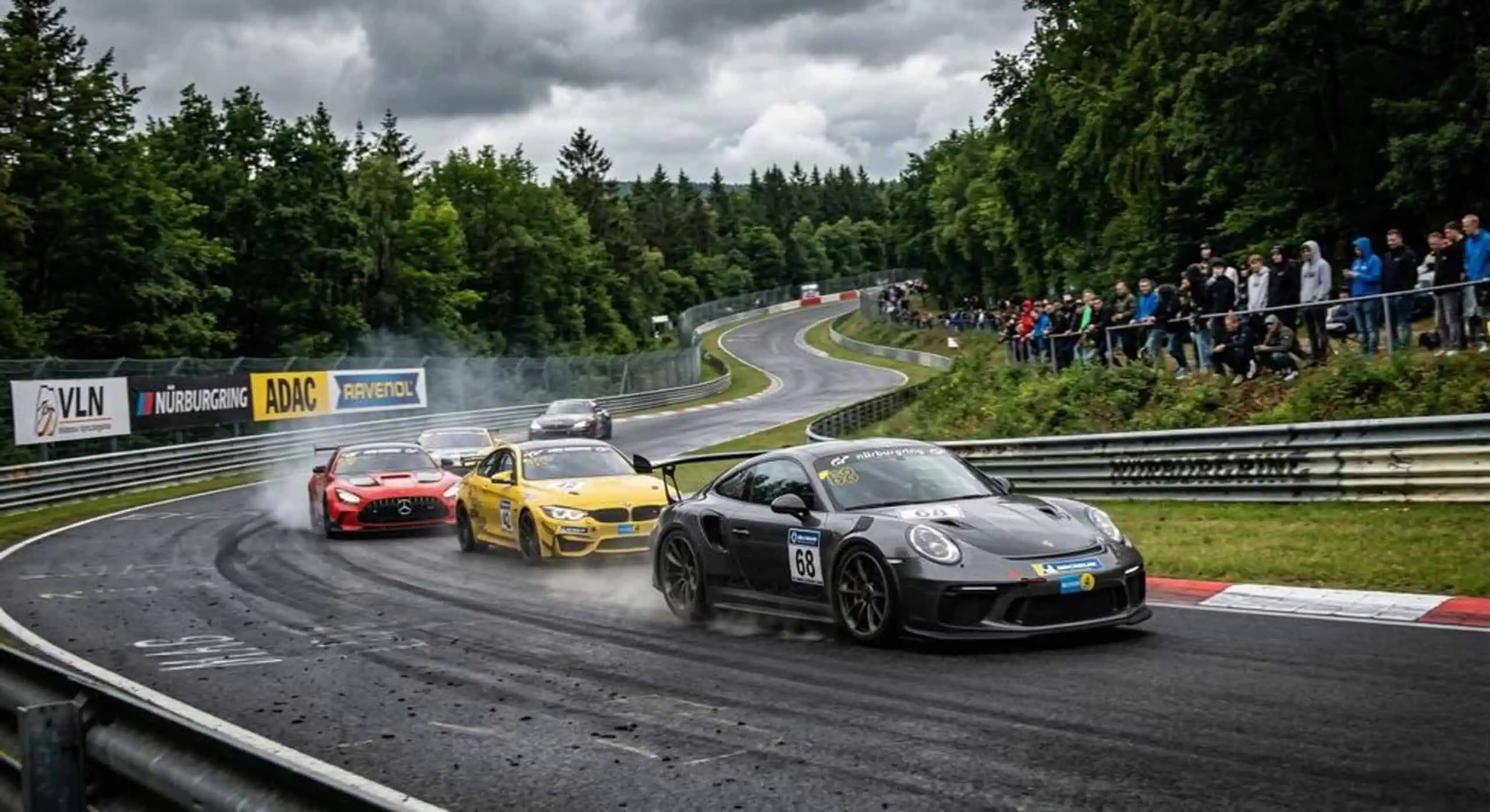 Nürburgring am Carfreitag 2026 mit Besuchern und Fahrzeugen