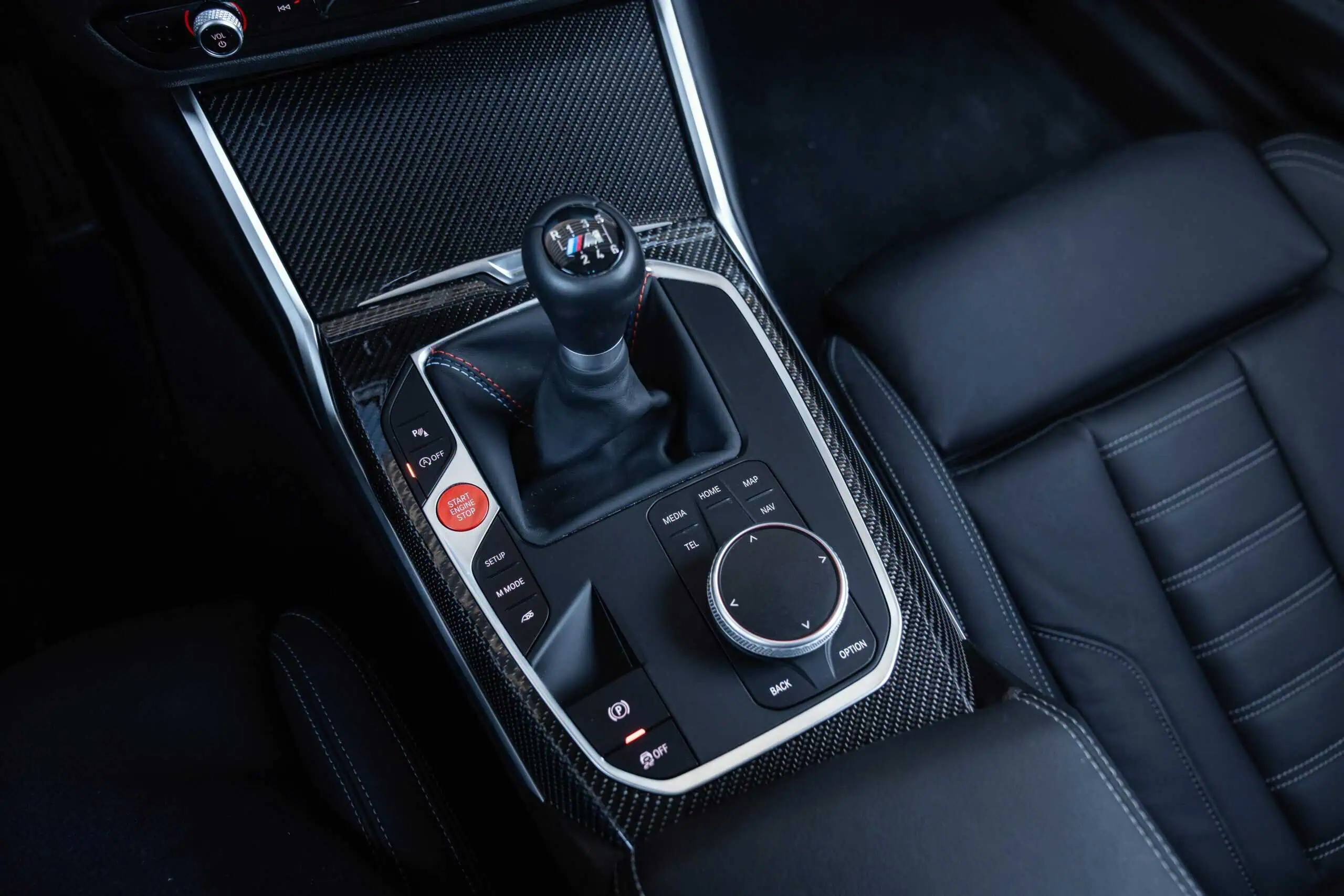 BMW M2 G87 in Wien mieten cockpit