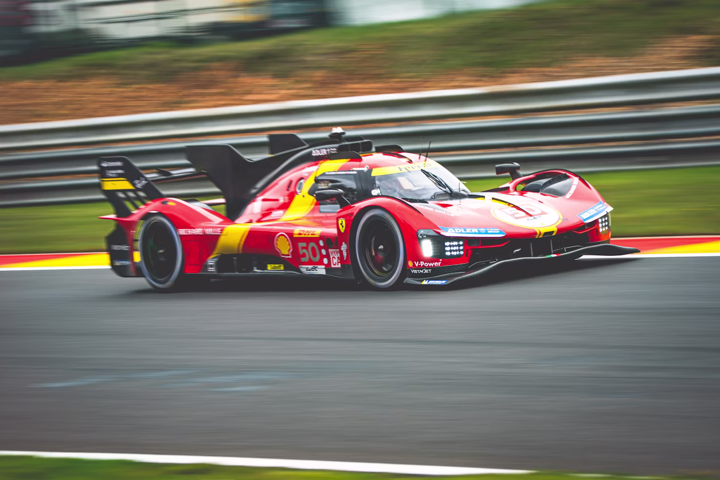 Szene aus einem 24h Rennen von Le Mans mit Rennfahrzeugen in der Langstrecken-Nacht