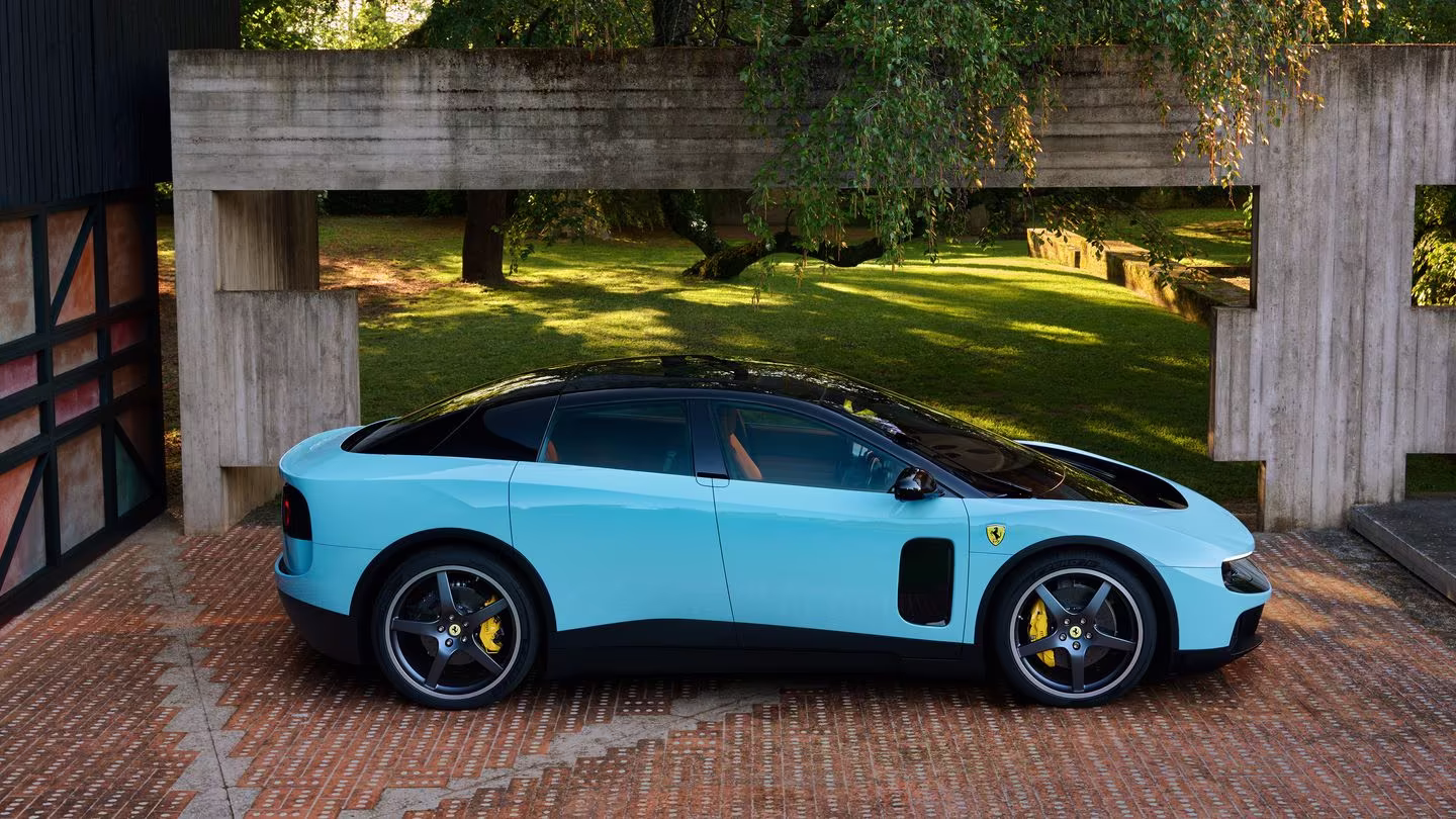 Ferrari Luce Seitenansicht mit hoher Kabine und gestreckter Elektro-Proportion