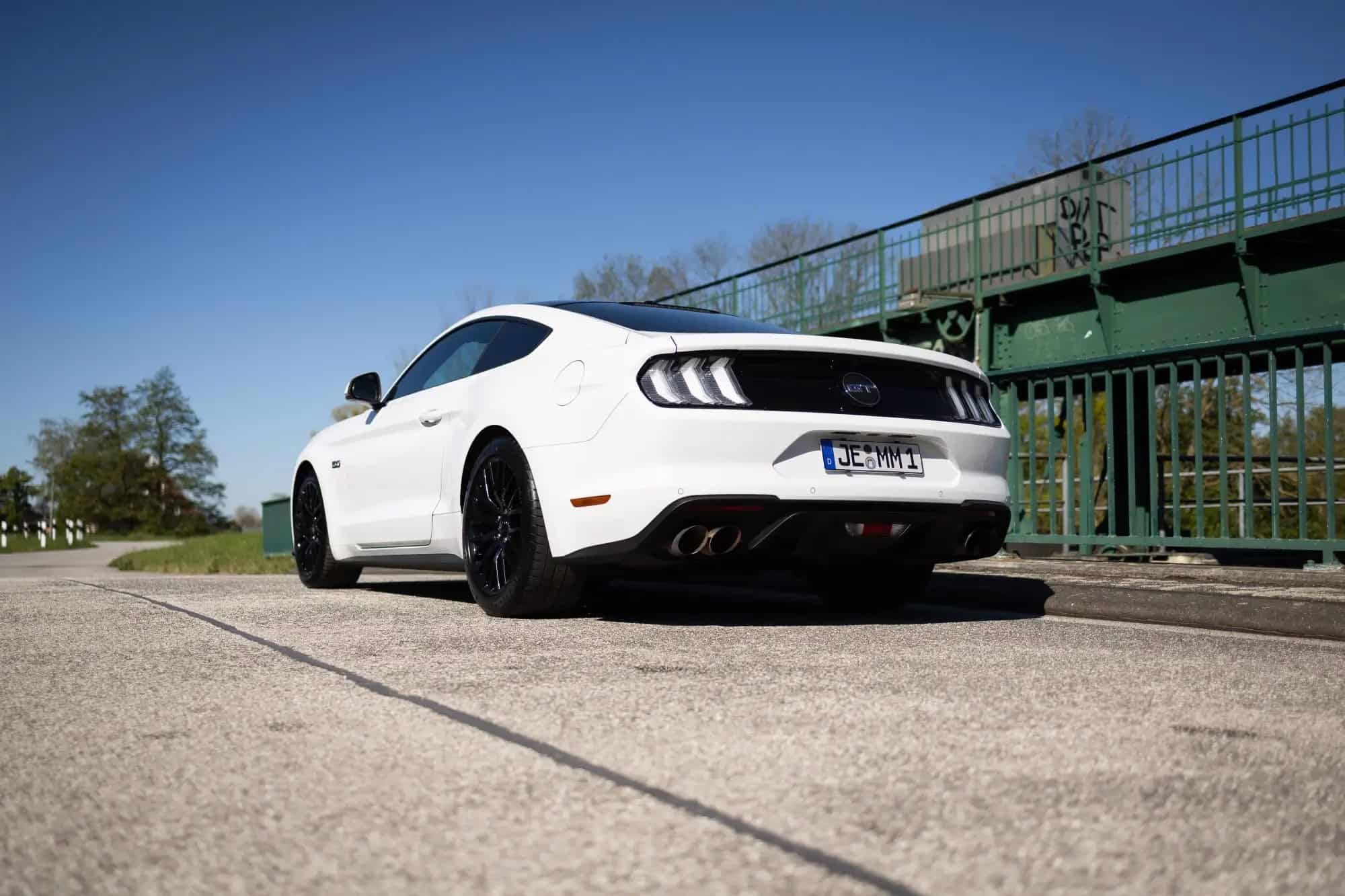 Heckansicht Seite vom Ford Mustang GT in Hamburg