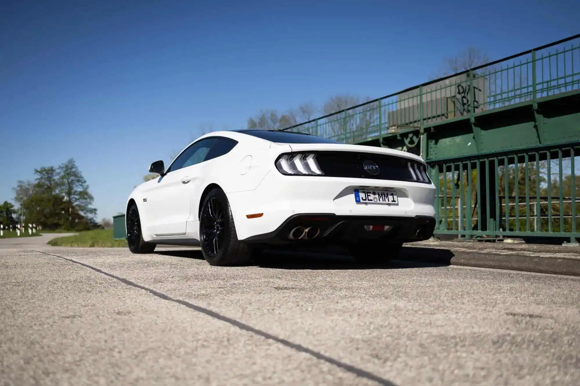 Heckansicht Seite vom Ford Mustang GT in Hamburg