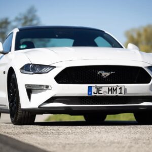 Seitenansicht vorne vom Ford Mustang GT in Hamburg