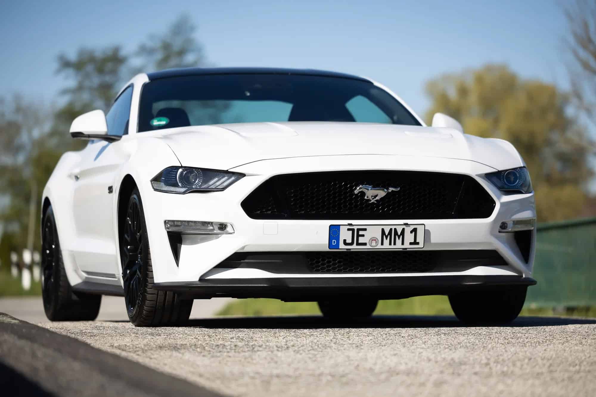 Seitenansicht vorne vom Ford Mustang GT in Hamburg